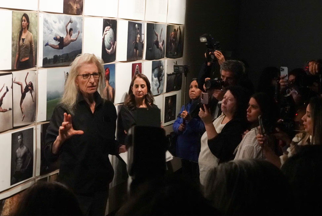 La exposición de Annie Leibovitz en el MNA conecta a estrellas del futbol con la memoria ancestral del juego de pelota en México.webp
